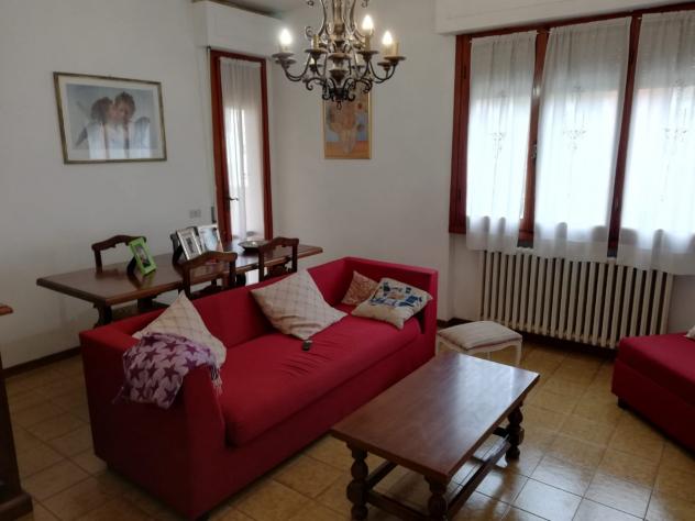 casa indipendente in vendita a Prato in zona Santa Lucia