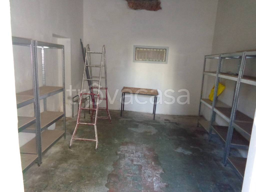 locale di sgombero in vendita a Prato