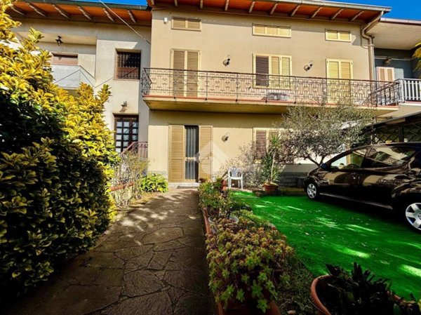 casa indipendente in vendita a Prato in zona Vergaio