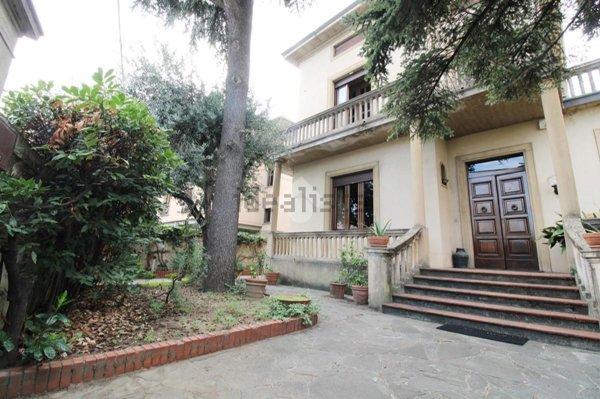 casa indipendente in vendita a Prato