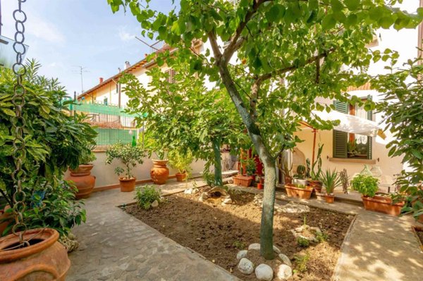 casa indipendente in vendita a Prato