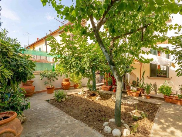 casa indipendente in vendita a Prato