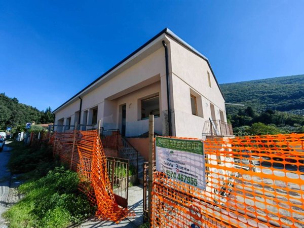 casa indipendente in vendita a Prato in zona Figline