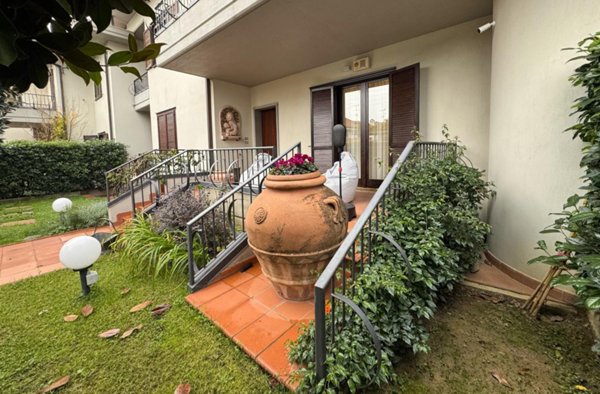casa indipendente in vendita a Prato in zona Canneto