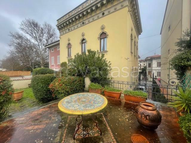 casa indipendente in vendita a Prato