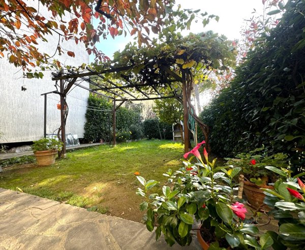 casa indipendente in vendita a Prato in zona La Querce