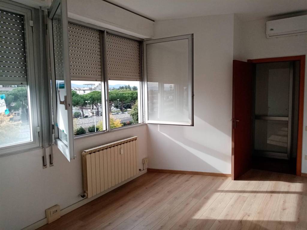 ufficio in vendita a Prato in zona Ponzano