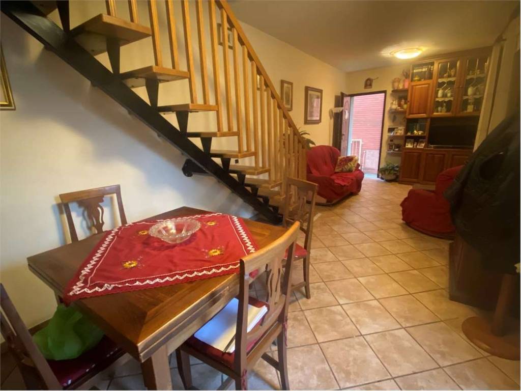 casa indipendente in vendita a Prato in zona Tavola