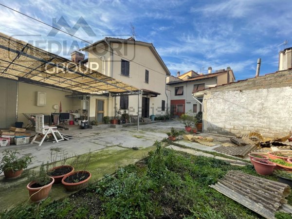 casa indipendente in vendita a Prato in zona Tavola