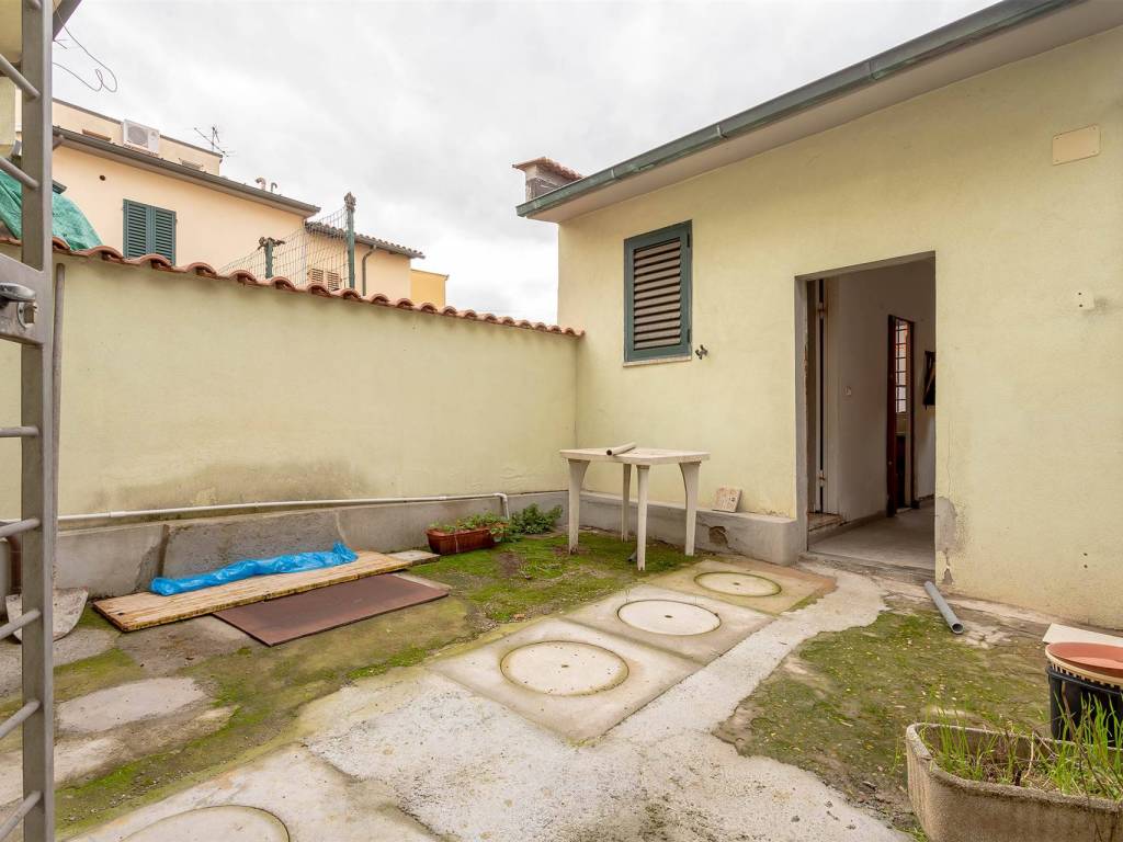casa indipendente in vendita a Prato in zona Paperino