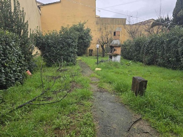 casa indipendente in vendita a Prato in zona Castelnuovo