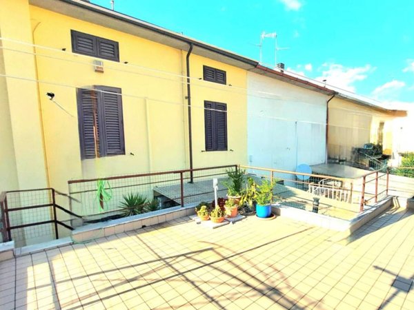 casa indipendente in vendita a Prato in zona Le Badie