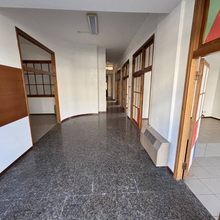 ufficio in vendita a Prato in zona Grignano