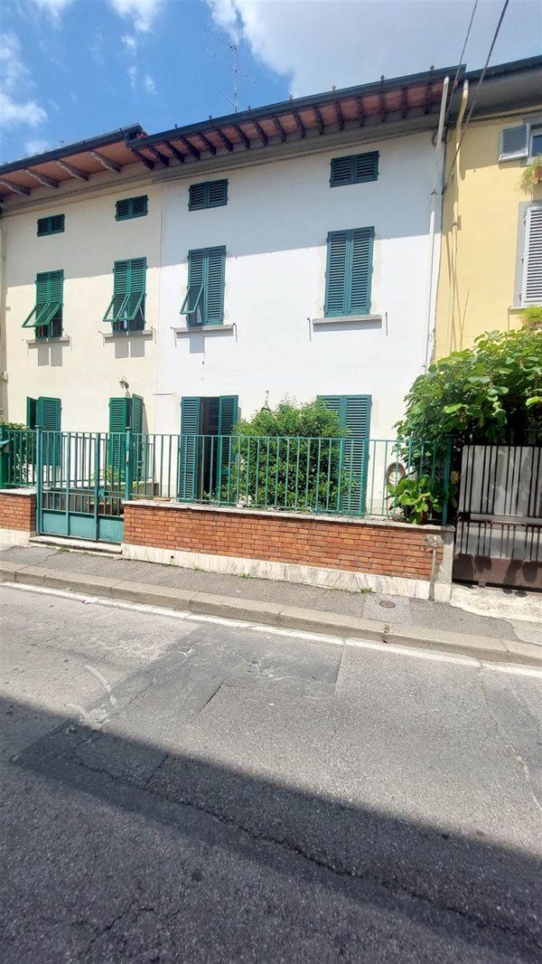 casa indipendente in vendita a Prato