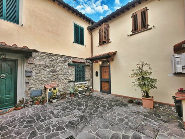 casa indipendente in vendita a Prato