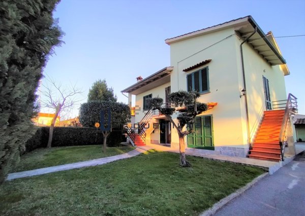casa indipendente in vendita a Prato in zona Iolo