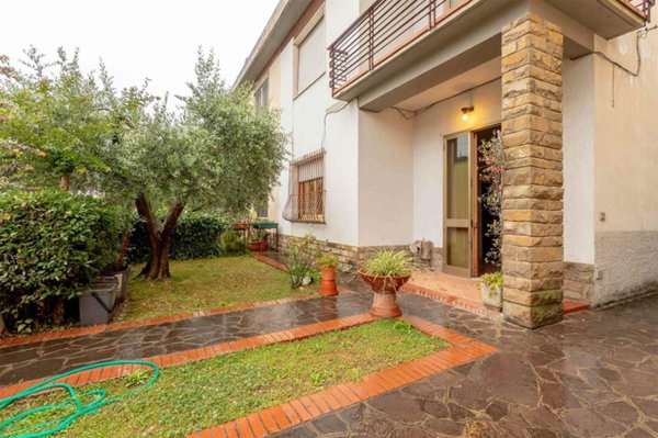 casa indipendente in vendita a Prato in zona Paperino