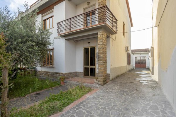 casa indipendente in vendita a Prato in zona Paperino