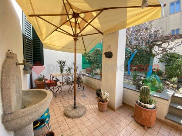 casa indipendente in vendita a Prato