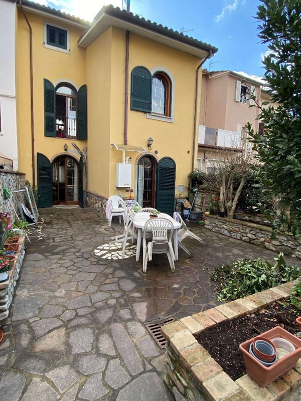casa indipendente in vendita a Prato