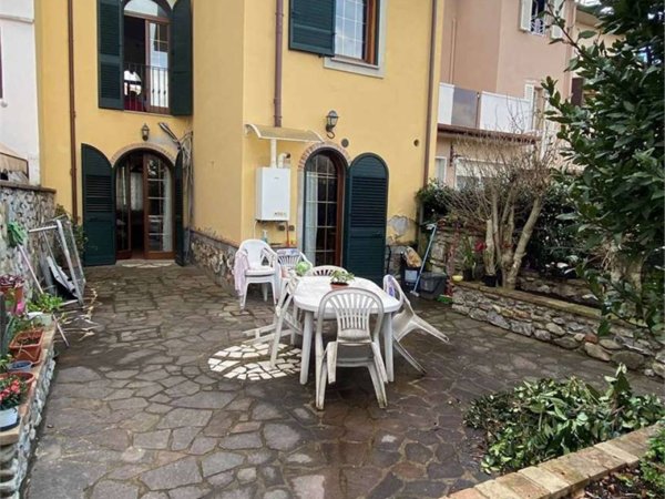 casa indipendente in vendita a Prato