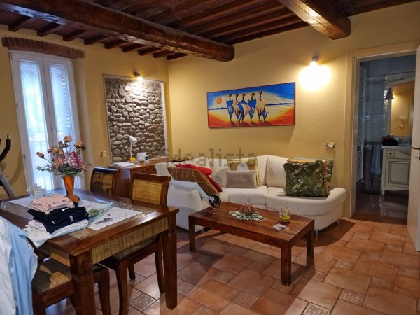 casa indipendente in vendita a Prato