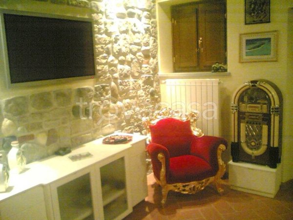 casa indipendente in vendita a Prato in zona Castelnuovo