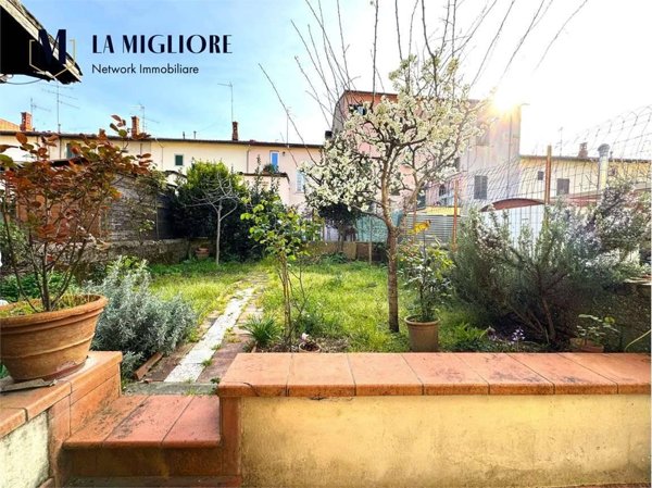 casa indipendente in vendita a Prato