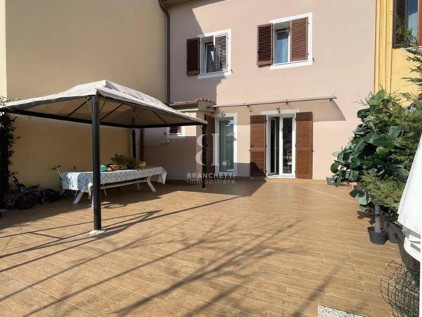 casa indipendente in vendita a Prato in zona Le Badie