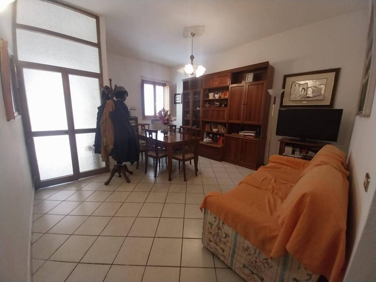 casa indipendente in vendita a Prato in zona Castelnuovo