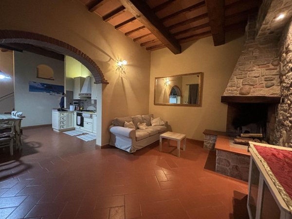 casa indipendente in vendita a Prato in zona Castelnuovo