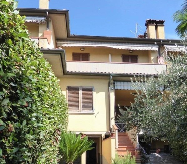 casa indipendente in vendita a Prato in zona Tobbiana