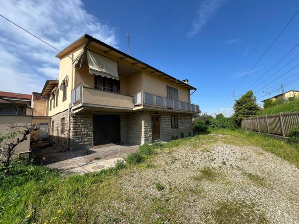 casa indipendente in vendita a Prato