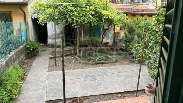 casa indipendente in vendita a Prato