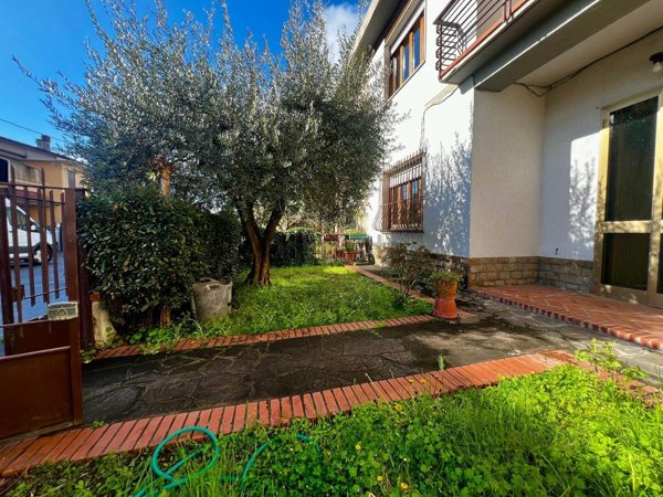 casa indipendente in vendita a Prato in zona Paperino