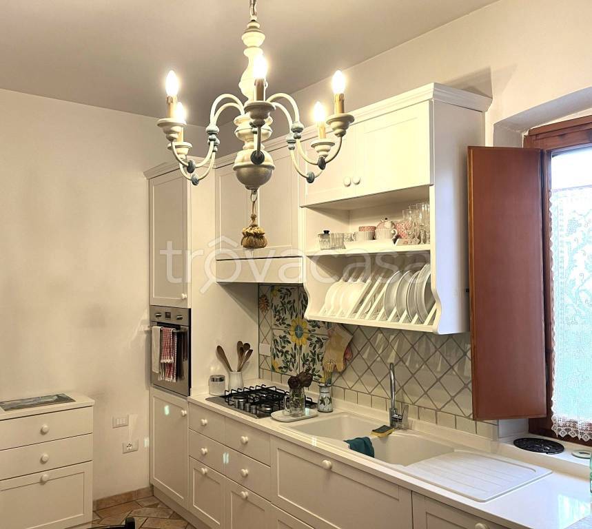 casa indipendente in vendita a Prato in zona Vergaio