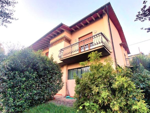 casa indipendente in vendita a Prato in zona Castelnuovo
