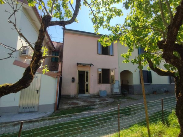 casa indipendente in vendita a Prato in zona Tavola