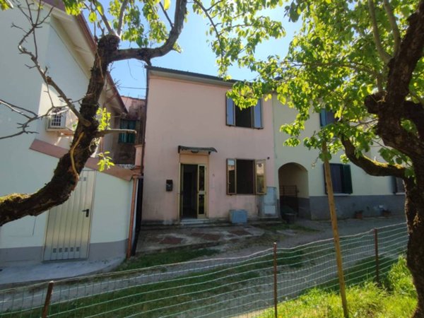 casa indipendente in vendita a Prato in zona Tavola