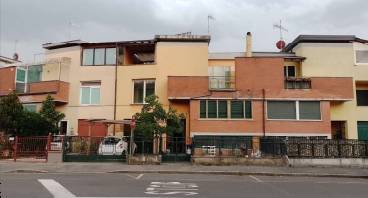 casa indipendente in vendita a Prato