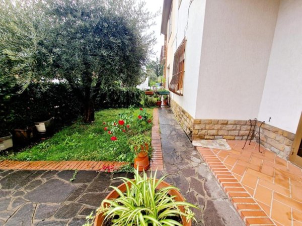 casa indipendente in vendita a Prato in zona Fontanelle