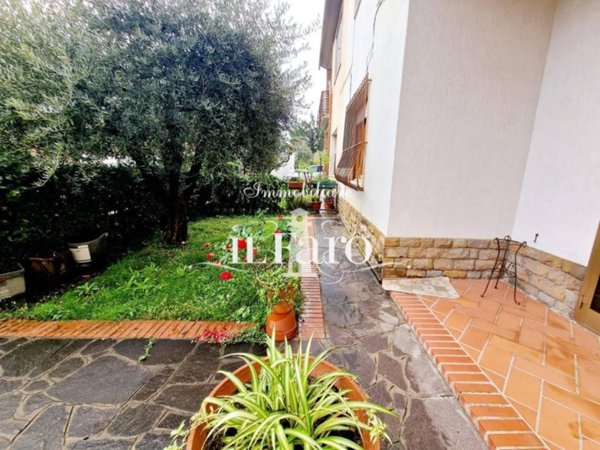 casa indipendente in vendita a Prato in zona Castelnuovo