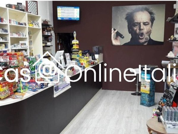 negozio in vendita a Prato in zona Santa Lucia