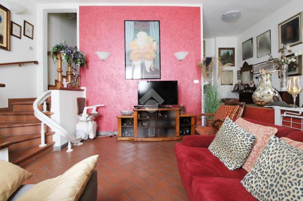 casa indipendente in vendita a Prato