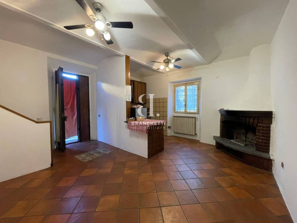 casa indipendente in vendita a Prato in zona Tobbiana