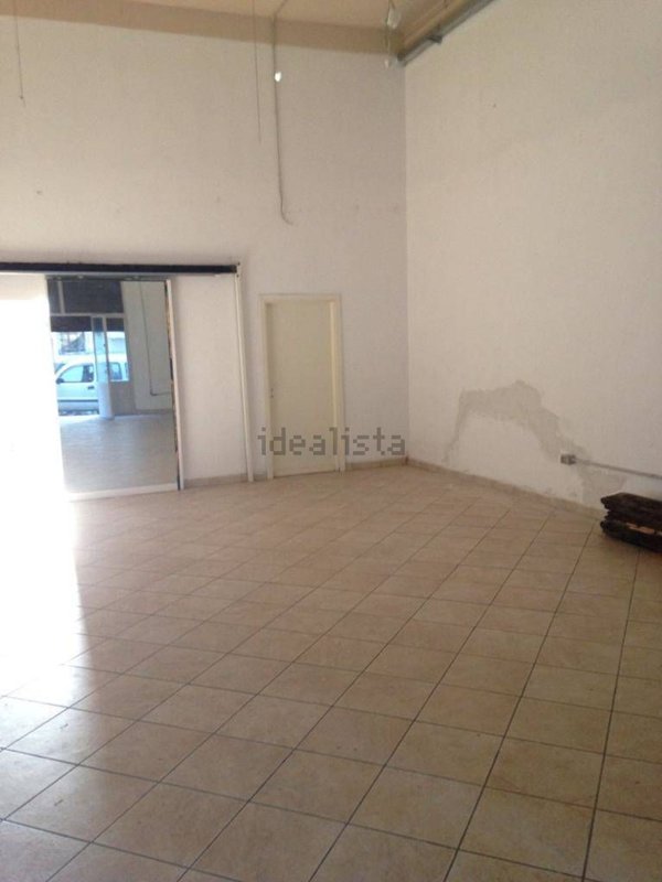 locale di sgombero in vendita a Prato in zona Fontanelle