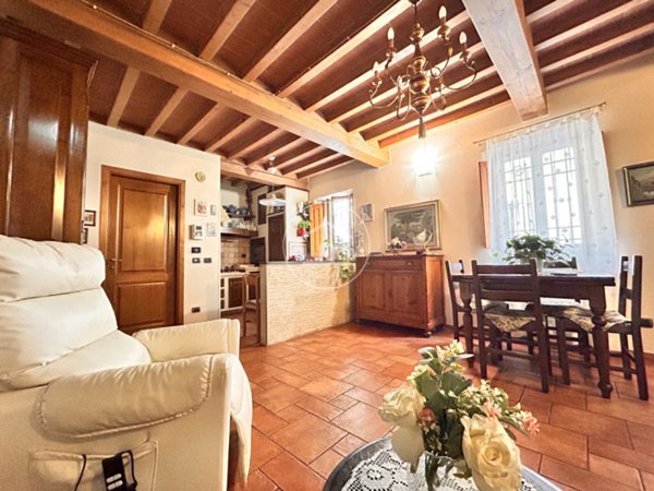 casa indipendente in vendita a Prato in zona Grignano