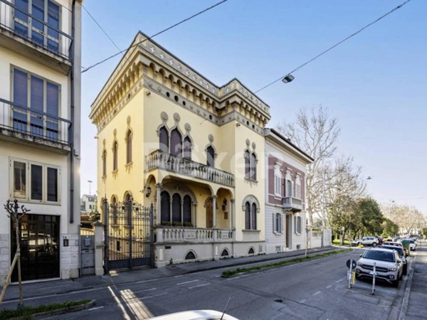 casa indipendente in vendita a Prato