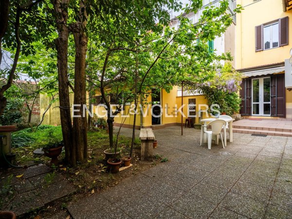 casa indipendente in vendita a Prato in zona Santa Maria