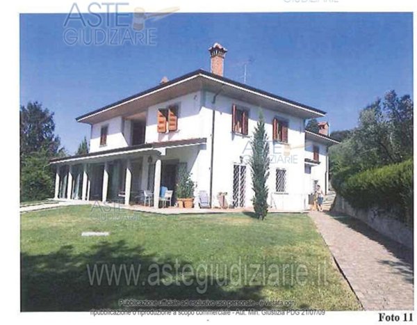casa indipendente in vendita a Prato in zona Santa Lucia